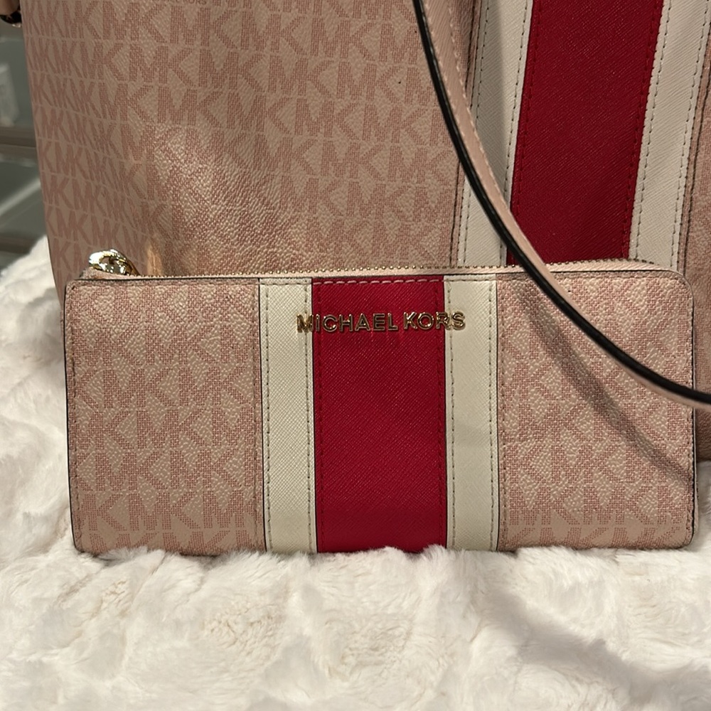 Michael Kors Pink Large Tote Bag and Matching Wallet - Picture 4 of 11